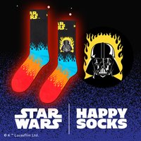 Chaussettes noires avec des motifs de flammes bleues, oranges et rouges. Comprend un graphique de Darth Vader et le logo "STAR WARS" en jaune. Matière en mélange de coton.
