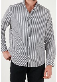 Gestreepte long-sleeve shirt in zwart en wit, met een button-down kraag, knopen aan de voorkant en manchet met een relaxte pasvorm.