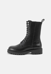 Schwarze Leder Schnürstiefel mit einer stabilen Gummisohle, ausgestattet mit einer glatten Oberfläche, runder Zehenform und einer Zuglasche hinten.