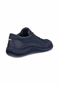 Marineblaue Leder-Sneaker mit strukturierten Sohlen, Schnürdesign und einem dezenten goldenen Akzent an der Rückseite. Verfügt über einen gepolsterten Kragen und Zunge.