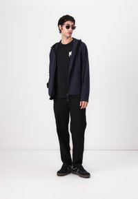 Tommy Hilfiger TECH HOODED JACKET - Chaqueta de entretiempo - desert sky