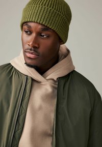 Next REGULAR FIT - Čepice - olive green