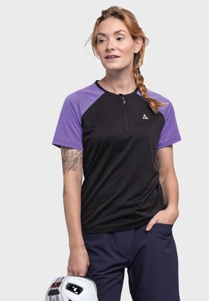 Schwarz-lila kurzärmliges Shirt mit einem Reißverschlusskragen, aus strukturierter Stoff und mit einem Logo auf der Brust. Das Modell hält einen Helm.