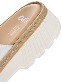 Sandalia deslizable beige con acolchado, suela gruesa blanca con ranuras y borde trenzado color canela alrededor del contorno.