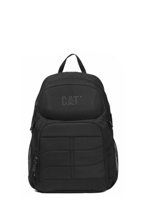 Mochila de la marca Black CAT con compartimentos frontales y superiores con cremallera y bolsillos laterales de malla, mostrada de frente sobre un fondo blanco.