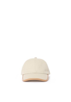 Cappellino da baseball in tessuto beige con visiera curva e bordo in pelle color cuoio, mostrato su sfondo bianco.