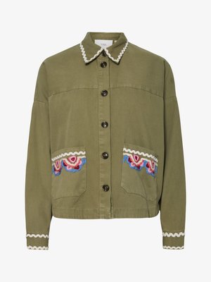 Oliven grøn jakke med spids krave, store frontlommer med farverige broderede mønstre og dekorativt hvidt bølgende trim.