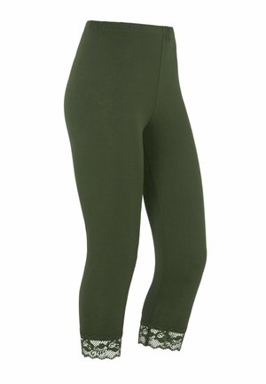 Olivgrüne Leggings mit einem elastischen Bund, die am Knöchel mit einer Spitzenbordüre verziert sind, um DETAIL und TEXTUR hinzuzufügen.