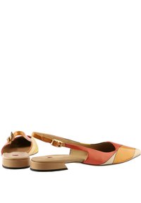Des chaussures à talon ouvert avec un design multicolore en cuir orange, jaune et beige. Talon bloc bas et bout pointu. Fini texturé.