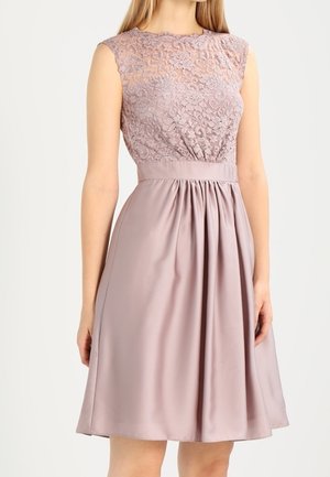 Ærmeløs støvet lilla kjole med blonder i overdelen, tætsiddende taljebånd og plisseret A-formet nederdel, båret af en stående person foran en ensfarvet baggrund.