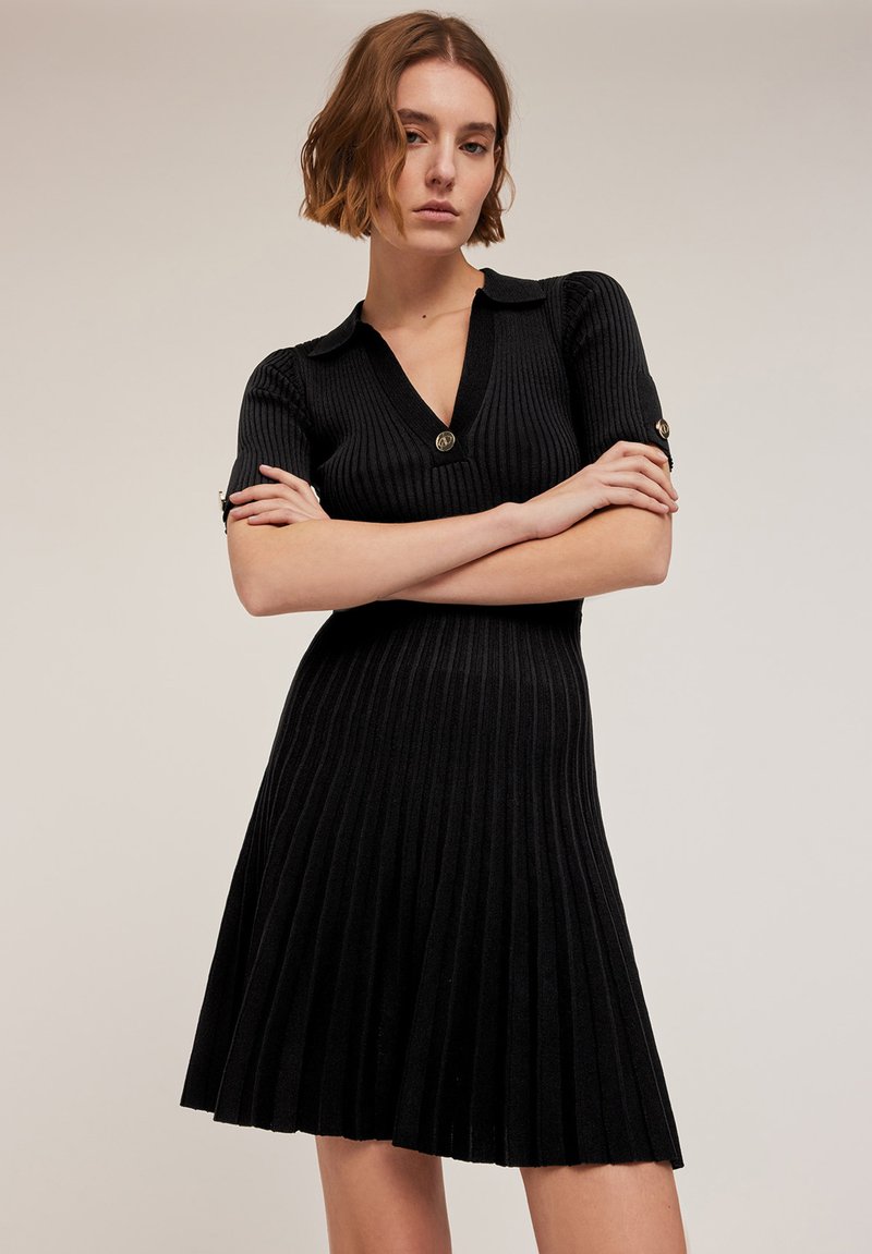 GUESS® Abito in maglia a costine con colletto polo Donna GUESS® Abito in maglia a costine con colletto polo Donna