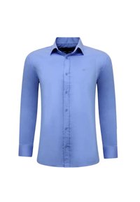 Lange mouwen, lichtblauw blouse met knopen en een puntige kraag, met knoopmanchetten, weergegeven op een witte achtergrond.