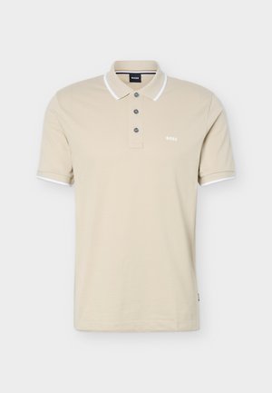Polo beige à manches courtes avec bordure blanche sur le col et les manches, trois boutons et petit logo "BOSS" sur le côté gauche de la poitrine.