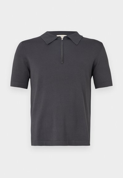Polo tričko s krátkým rukávem v tmavě šedé barvě, s límečkem a předním zipem do poloviny. Vyrobeno z měkkého materiálu s hladkým povrchem.
