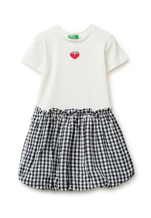 Robe blanche à manches courtes avec haut côtelé, petite broderie rouge de fraise sur la poitrine, et jupe froncée à carreaux noir et blanc.