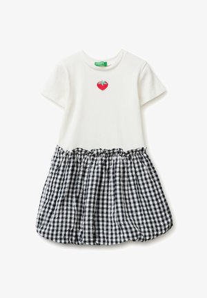 Weißes kurzärmeliges Kleid mit rippenbesetztem Oberteil, kleiner roter Erdbeer-Stickerei auf der Brust und gerafftem schwarz-weiß karierter Rock.