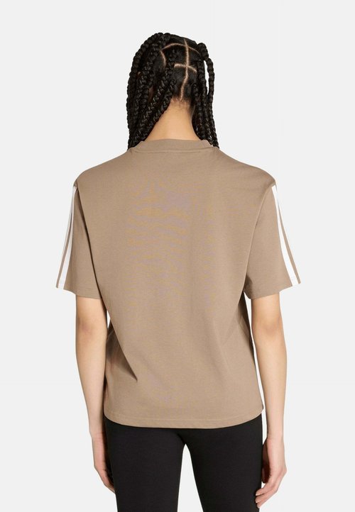 adidas CAMISETA DE MANGA CORTA ESSENTIALS BOYFRIEND - Camiseta estampada - khakhi six white — photo 2