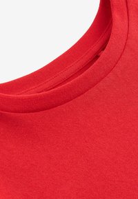 T-shirt in cotone rosso con scollatura rotonda, dalla texture morbida e con cuciture ben rifinite al colletto e all'orlo.