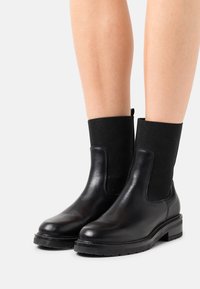 Pavement MARCELLA GARDA - Botas clássicas de cano curto - black