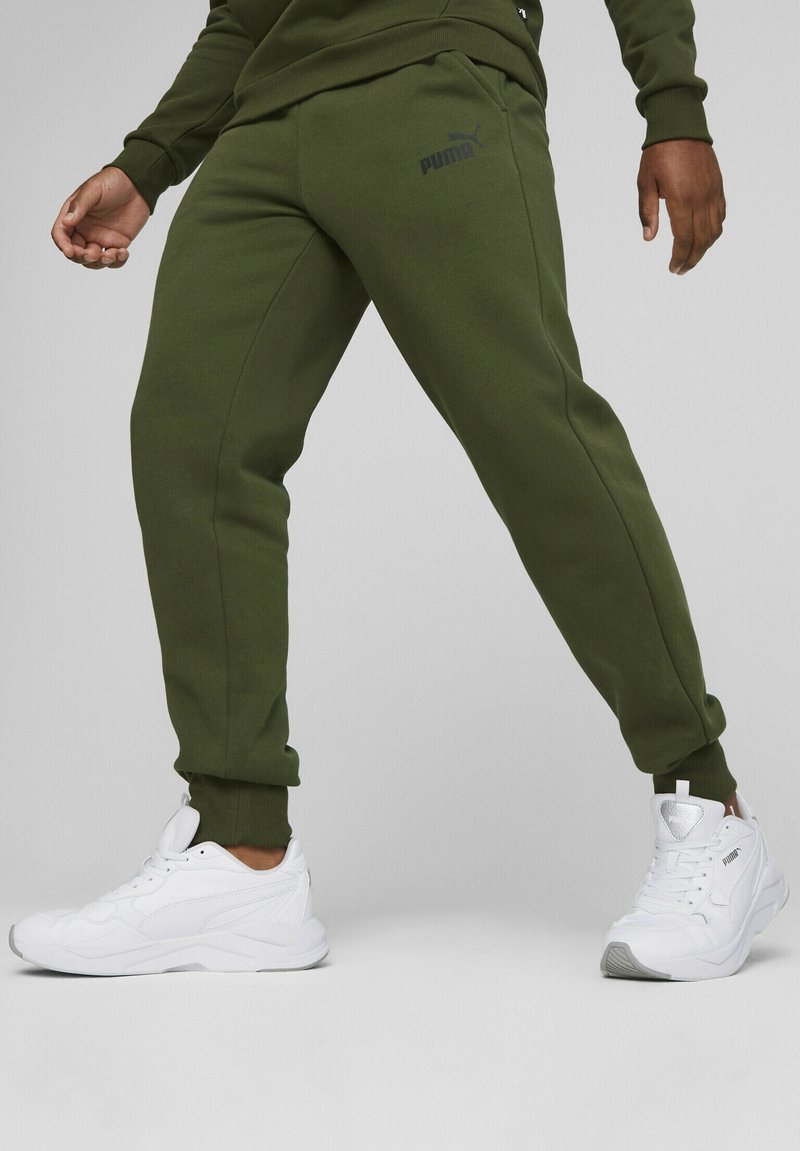 Puma ESSENTIALS MIT LOGO - Pantalones deportivos - myrtle/verde ...