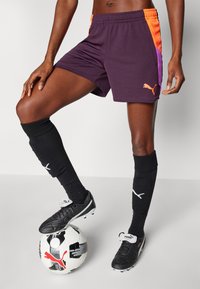 Puma INDIVIDUALBLAZE SHORTS - Calções desportivos - midnight plum