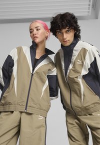Puma CLUB DE COURSE  - Ľahká bunda - oak branch galactic gray