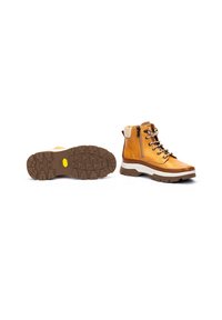 Botas de tobillo de cuero marrón claro con suela de goma resistente, cierre de cordones en la parte delantera, cremallera lateral y plantilla blanca en contraste. Acabado texturizado y diseño robusto.