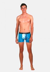 Boxers pour hommes bleu avec un motif aquatique, ceinture élastique noire avec le logo "WAXX", design ajusté, texture lisse.