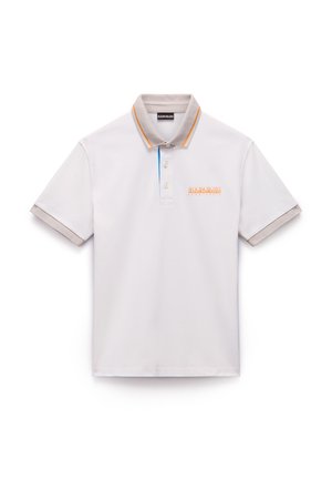 Witte polo shirt van zachte stof, met een contrasterende grijze kraag en manchetten, voorzien van oranje en blauwe accenten en een logo op de voorkant.