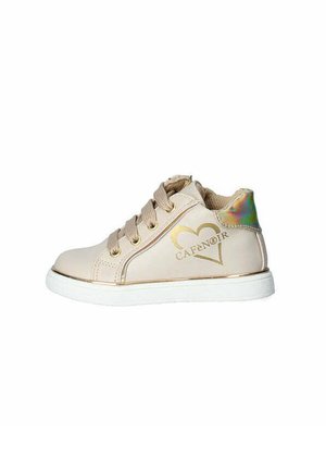 Sneaker alte beige con accenti dorati e logo a forma di cuore, caratterizzate da una texture liscia, lacci in satin e una suola bianca a contrasto.