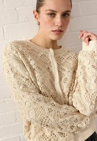 Next REGULAR FIT - Bomber tipa jaka - white ecru