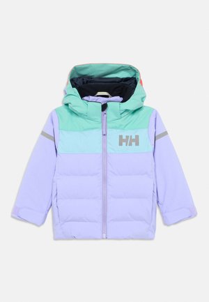 Casaco acolchoado para criança em roxo pastel, menta e azul claro, com capuz, fecho frontal e logotipo reflexivo da HH no peito e nas mangas.