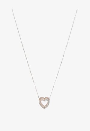 Collana d'argento con pendente a forma di cuore, caratterizzato da un design a doppio cuore, incastonato con gemme trasparenti, su una catena sottile.