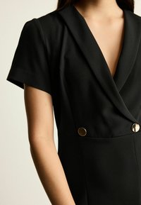 Next REGULAR FIT - Vabalt langev kleit - black