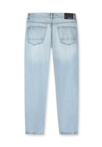 Lichtblauwe denim jeans met een rechte pijp, vijf zakken, en een zwart logo-embleem op de achterkant van de taille, met een zachte, versleten uitstraling.
