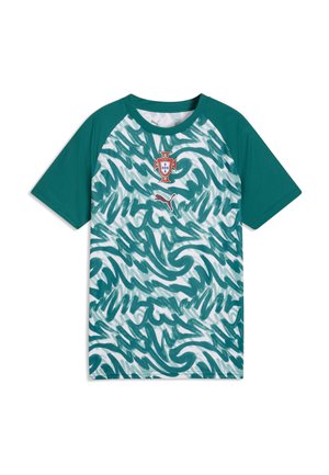 Maillot de football du Portugal avec des manches bleu sarcelle et une base blanche arborant des motifs abstraits de coups de pinceau bleu sarcelle, logo Puma et blason national sur la poitrine.