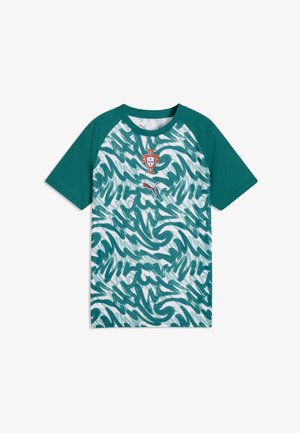Maillot de football du Portugal avec des manches bleu sarcelle et une base blanche arborant des motifs abstraits de coups de pinceau bleu sarcelle, logo Puma et blason national sur la poitrine.