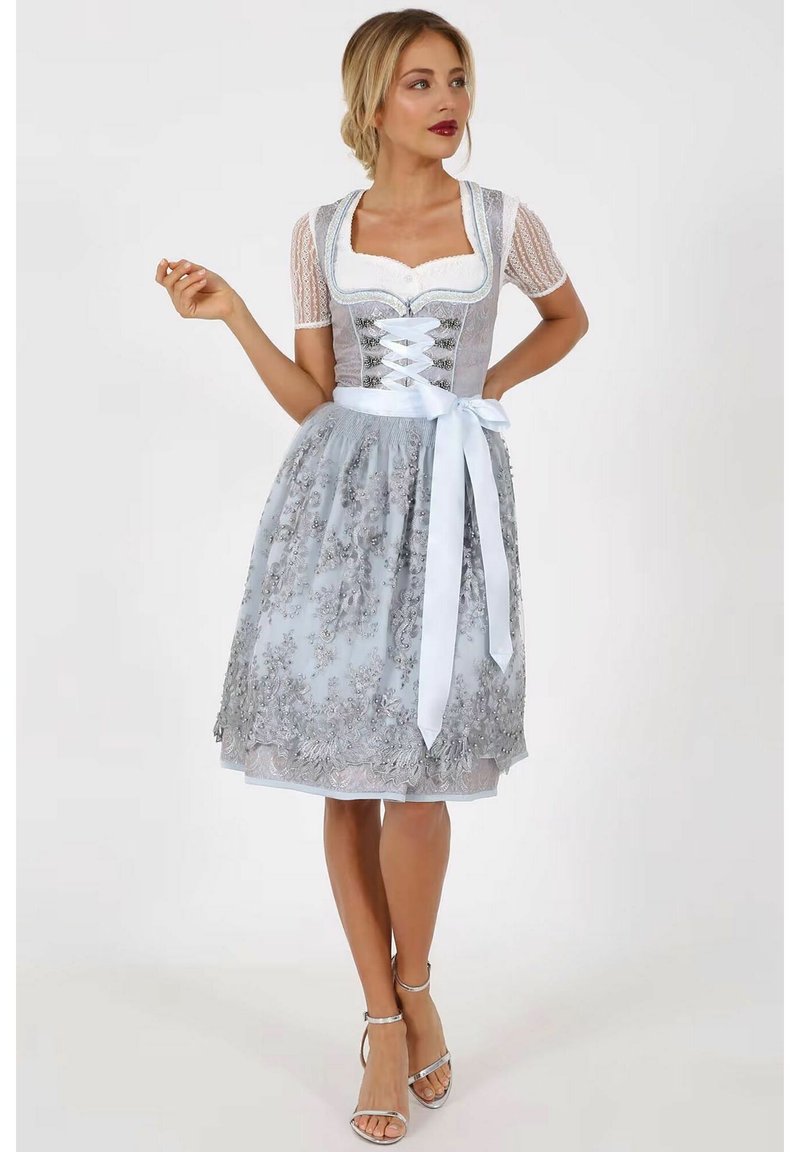 Helles blaues Dirndlkleid mit Spitzärmeln, tailliertem Oberteil und floralem Stickereien. Verfügt über ein am Taillengürtel gebundenes Band und einen knielangen Rock.