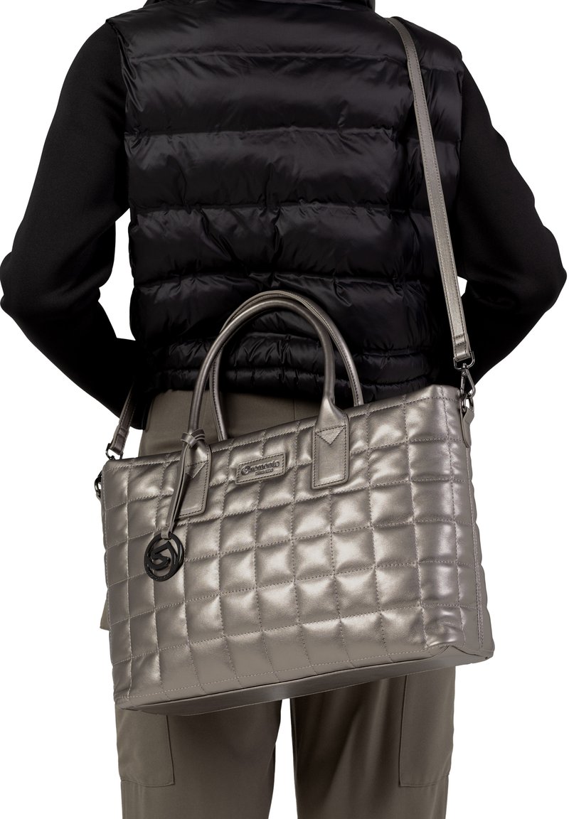 Sac à main matelassé en argent métallique avec deux poignées supérieures et une bandoulière amovible, featuring un charme et un détail de logo.