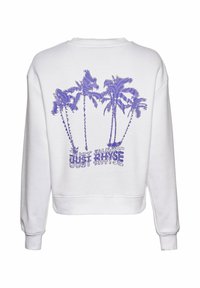 Weißer, verkürzter Sweater mit lila Palmen-Grafik und dem Text "JUST RINSE" in übereinanderliegenden Buchstaben. Einfaches, unauffälliges Design.