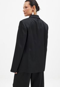 NA-KD REGULAR STRUCTURED FRONT - Puspaltis - black