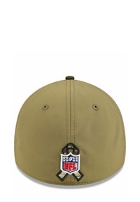 Khaki Mütze mit runder Krone, ausgestattet mit gesticktem NFL-Logo und schwarzem Banddesign. Zwei Belüftungsöhrchen auf jeder Seite.