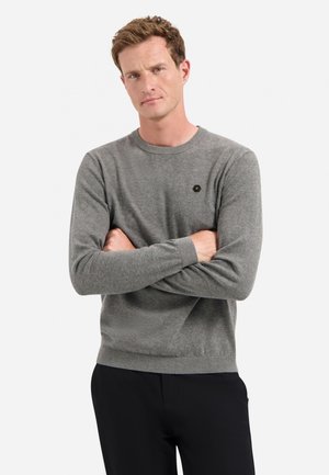 Grauer Rundhals-Pullover mit langen Ärmeln, gerippten Bündchen und Saum, mit einem kleinen schwarzen sechseckigen Logo auf der Brust. Glatte Strickoberfläche.