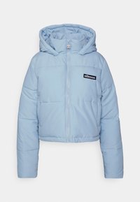 Kurtka ocieplana, skrócona, w jasnoniebieskim kolorze, z zamkiem błyskawicznym z przodu, kapturem oraz czarną łatą z logo na lewej piersi. Gładka tekstura i pikowany wzór.