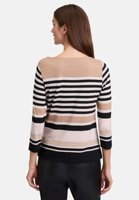 Gestreiftes Langarmoberteil mit horizontalen Streifen in Schwarz, Beige und Rosé. Glattes Material mit lockerer Passform und Rundhalsausschnitt.