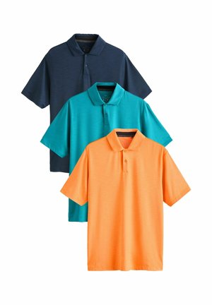 Tre polo a maniche corte in blu navy, verde petrolio e arancione, disposte in piano con colletti e patte con bottoni visibili.