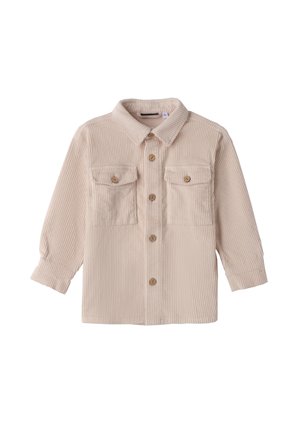 Chaqueta de botonadura de pana beige con mangas largas, dos bolsillos en el pecho con solapa y botones de madera sobre un fondo blanco.