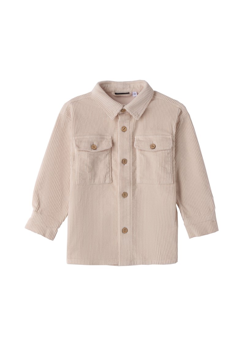 Chaqueta de botonadura de pana beige con mangas largas, dos bolsillos en el pecho con solapa y botones de madera sobre un fondo blanco.