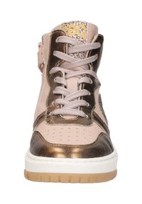 Hoge sneaker met een roze gestructureerde bovenkant, metallic bronzen accenten, een witte zool en dierenprintdetails op de tong.