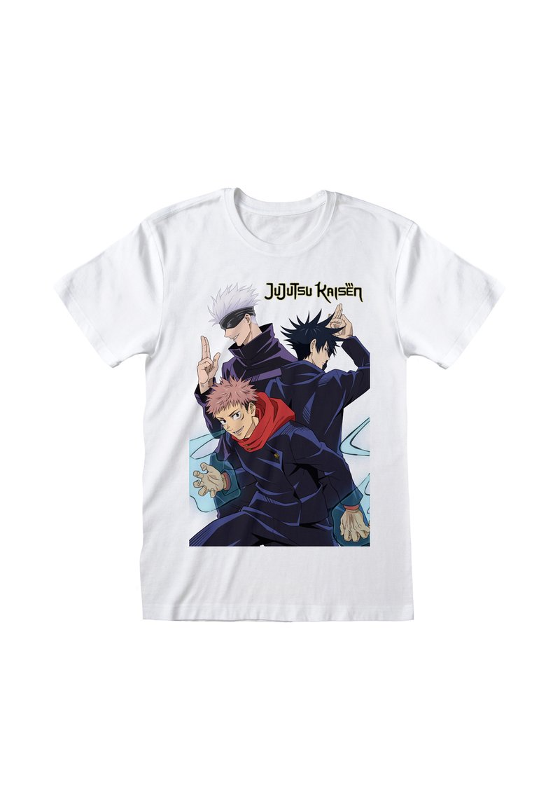 Hvid bomulds t-shirt med et grafisk print af tre karakterer fra "Jujutsu Kaisen", hver med mørke outfits, særprægede frisurer og udtryk.